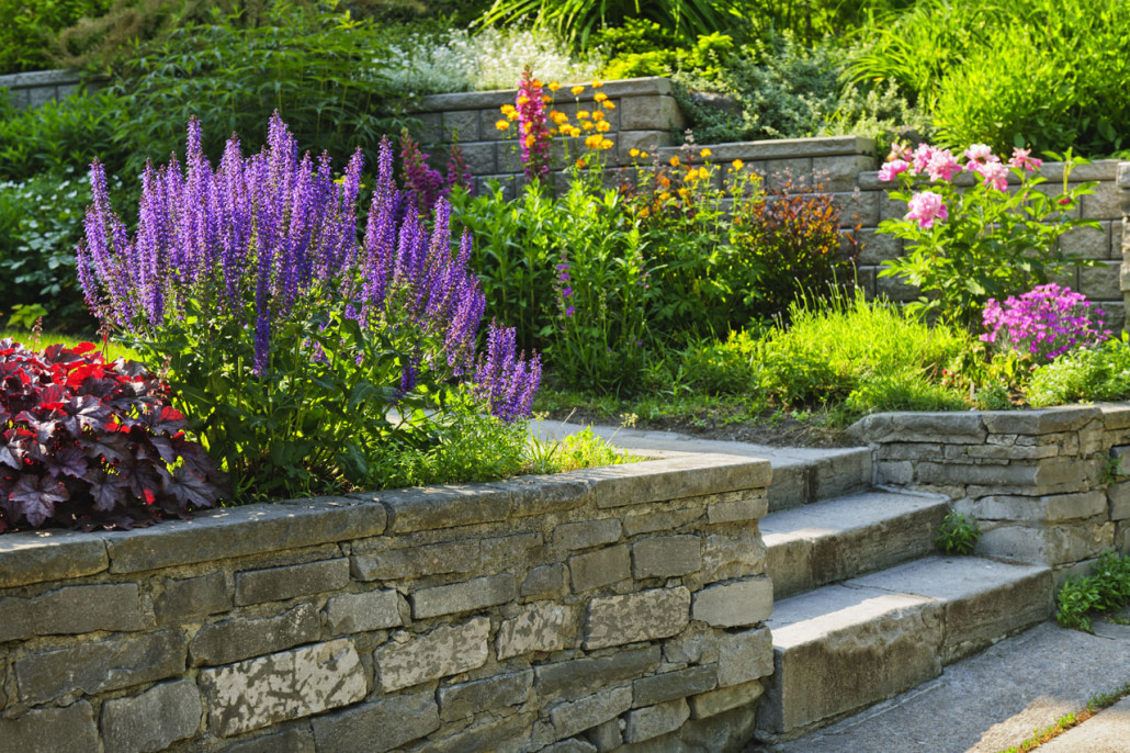 Terrazza in pietra con fiori e scalinata