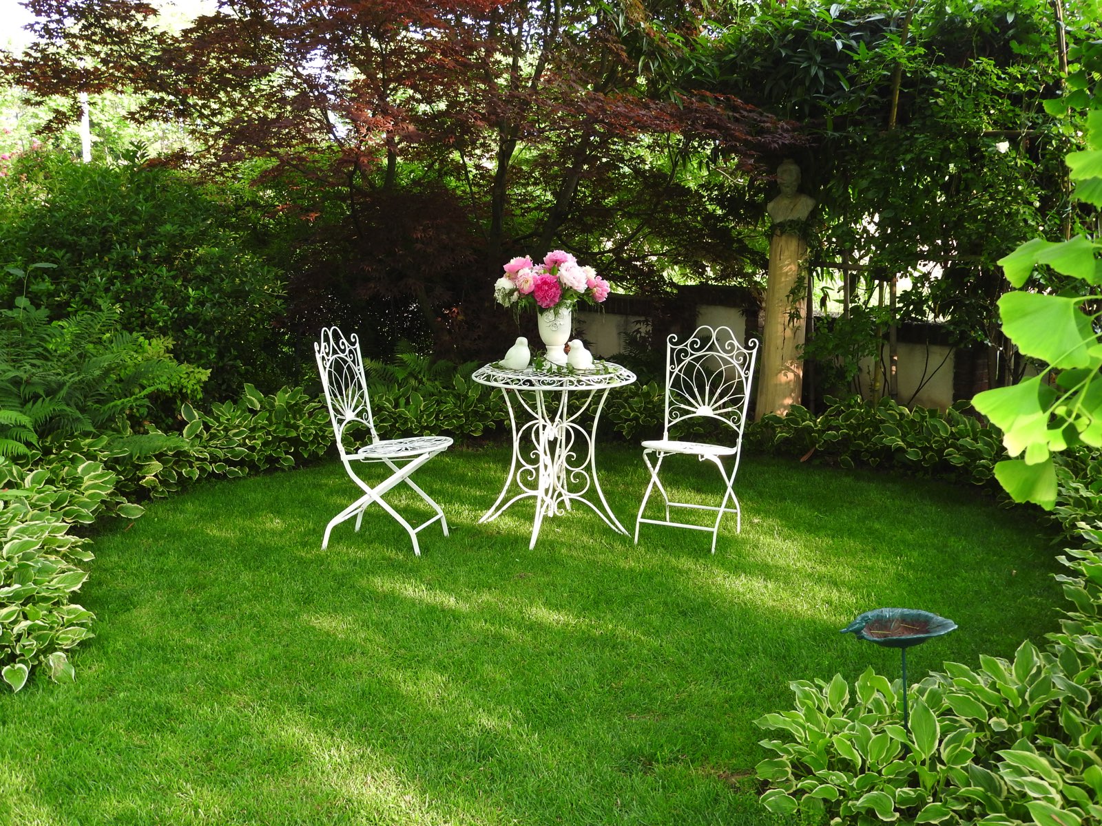 Giardino intimo con tavolo in ferro